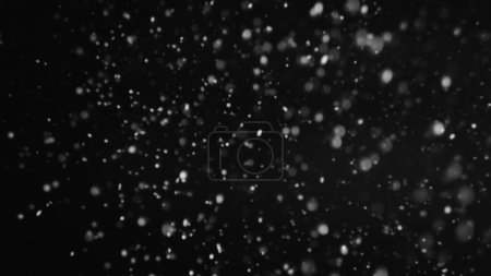 Foto de Nieve cayendo. Cielo de invierno nocturno. Ilustración abstracta de misteriosos cristales de hielo brillantes partículas de polvo copos voladores sobre fondo oscuro. - Imagen libre de derechos