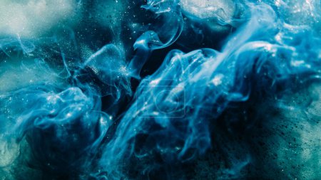 Fondo de humo de color. Onda etérea. Azul azulado verde brillante brillo pintura flujo propagación en agua hipnótico misterioso magia abstracto arte.