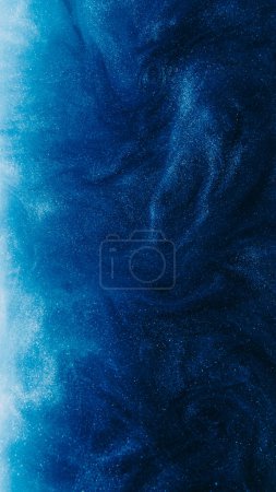 Téléchargez les photos : Fond abstrait scintillement. Magie. Galaxy bleu chatoyant brillant fluide peinture flux hypnotique éthéré mystérieux captivant fantaisie magie art. - en image libre de droit