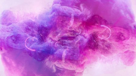 Téléchargez les photos : Couleur fond de parfum. Un air mystérieux. Bleu rose violet encre mélange flux effet texture lisse abstrait vibrant tourbillons propagation dans l'eau sur blanc. - en image libre de droit