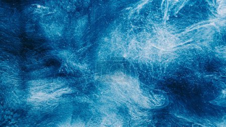 Foto de Fondo abstracto brillante. Aura etérea. Tinta de brillo azul misteriosa nube de chapoteo brilla flujo remolinos hipnóticos que se extienden en olas de agua líquida. - Imagen libre de derechos