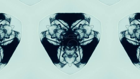 Téléchargez les photos : Encre d'eau ornement fractal. Flux de fumée noire en kaléidoscope motif miroir sur fond d'illustration abstrait libre abstrait bleu clair. - en image libre de droit