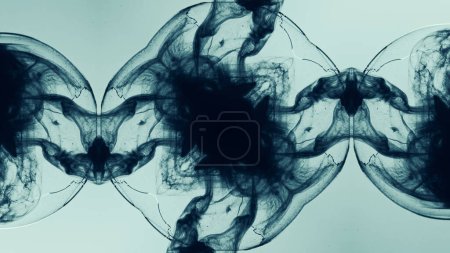 Foto de Agua de tinta. Gráfico fractal. Onda de humo negra extendiéndose en vidrio roto espejado diseño simétrico sobre fondo de ilustración abstracto azul. - Imagen libre de derechos