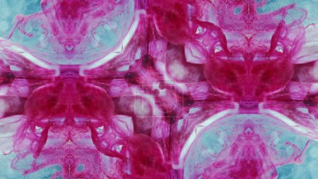 Foto de Adorno de pintura. Fondo fractal. Tinta de brillo brillante de color azul rosado en textura de agua diseño simétrico ilustración de arte abstracto. - Imagen libre de derechos
