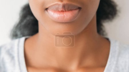 Téléchargez les photos : Esthétique cosmétologie. Amélioration des lèvres. Baume soin. Femme attrayante méconnaissable douce hydratée forme parfaite bouche sur fond clair. - en image libre de droit