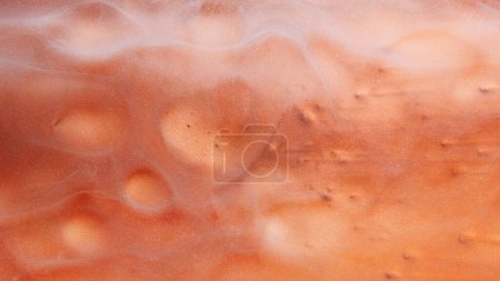 Foto de Brillo de niebla. Pinta la ola de agua. Tormenta del desierto. Pastel naranja color vapor velo flujo brillante arena partículas textura superficie abstracto arte fondo. - Imagen libre de derechos