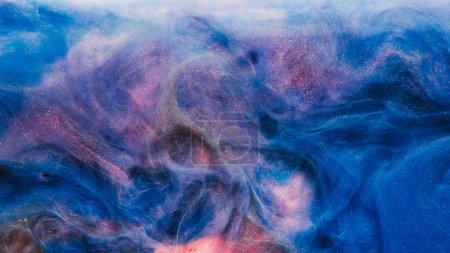 Foto de Textura de humo brillante. Pinta agua. Nube de vapor. Color rosa azul brillante partículas flotantes tinta salpicadura creativo abstracto arte fondo. - Imagen libre de derechos