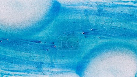 Foto de Pintar textura de grano fondo abstracto. Azul blanco gradiente de color brillo tinta arena partículas superficie arte diseño con espacio libre. - Imagen libre de derechos