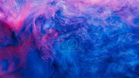 Téléchargez les photos : Mélange de peinture dans l'eau. Contexte abstrait. Brume scintillante. Couleur rose bleu brillant scintillant encre brume nuage texture d'art décoratif. - en image libre de droit