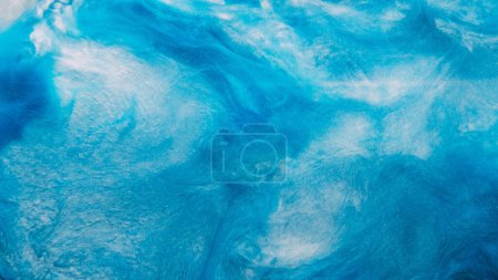 Téléchargez les photos : Brume scintillante. Peindre la vague d'eau. Nuage de ciel. Bleu blanc couleur brillant vapeur voile brillant flux particules texture surface abstrait art espace libre arrière-plan. - en image libre de droit
