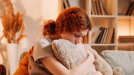 Einsame Frau. Depressionsangst. Traurig unglückliche Millennial-Frau umarmt flauschige Kissen Melancholie schlechte Gedanken fühlen sich einsam allein hoffnungslos auf dem gemütlichen Sofa zu Hause.