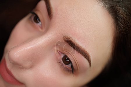 Fertige Augenbrauen nach permanentem Make-up in Pudertechnik. Augenbrauen Permanent Make-up kosmetische Prozedur.