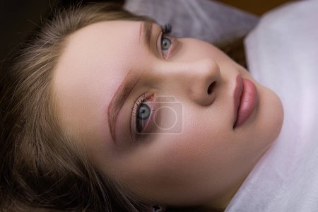 Close-up of the model's eyebrows with the contour applied to them before the permanent makeup procedure. PMU Procedure, Permanent Eyebrow Makeup.