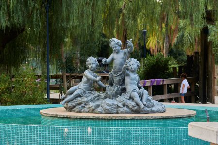 Foto de Parque de la Amistad, Zoológico Villa Dolores Parque de esculturas en Montevideo Uruguay. Fuente de agua en el parque Villa Dolores, escultura - Imagen libre de derechos
