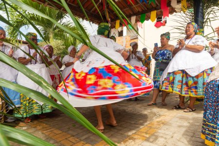 Téléchargez les photos : Saubara, Bahia, Brésil - 12 juin 2022 : Membres du Candomble dansant et chantant dans une maison religieuse du district de Bom Jesus dos Pobre, ville de Saubara. - en image libre de droit