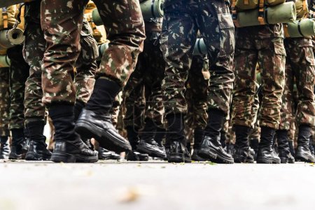 Foto de Salvador, Bahía, Brasil - 07 de septiembre de 2022: Vista baja de las piernas de los soldados del ejército brasileño que marchan por las calles de Salvador, Bahía, durante la conmemoración de la independencia. - Imagen libre de derechos