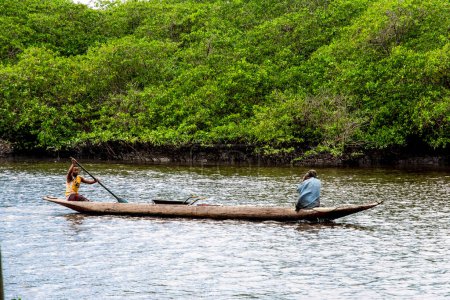 Téléchargez les photos : Aratuipe, Bahia, Brésil - 31 août 2018 : Deux pêcheurs en canot naviguant sur la rivière Jaguaripe dans la ville d'Aratuipe, Bahia. - en image libre de droit