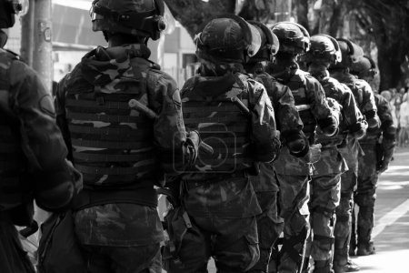 Foto de Salvador, Bahía, Brasil - 07 de septiembre de 2016: Vista trasera de soldados del ejército marchando en el Día de la Independencia de Brasil en la ciudad de Salvador, Bahía. - Imagen libre de derechos