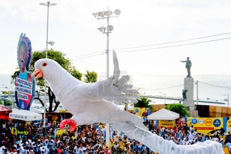 Foto de Salvador, Bahia, Brazil - February 11, 2018: Crowd of the traditional carnival block Filhos de Gandy are seen in Castro Alves square during Carnival in Salvador, Bahia. - Imagen libre de derechos