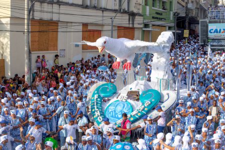 Foto de Salvador, Bahia, Brazil - February 11, 2018: Crowd of the traditional carnival block Filhos de Gandy are seen in Castro Alves square during Carnival in Salvador, Bahia. - Imagen libre de derechos