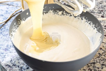 Foto de Ingrediente cremoso que se vierte en la sartén de pastel de queso. Gastronomía familiar. - Imagen libre de derechos