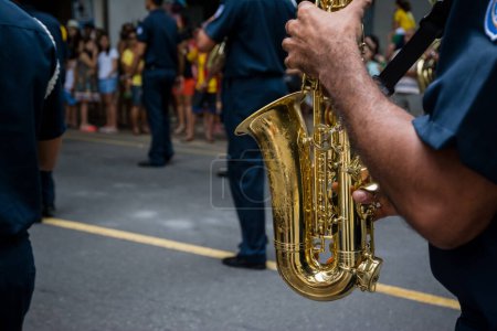 Foto de Salvador, Bahía, Brasil - 07 de septiembre de 2016: Soldados músicos de la guardia municipal desfilan tocando instrumentos durante el día de la independencia brasileña en Salvador, Bahía. - Imagen libre de derechos