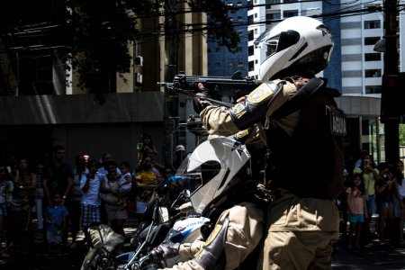 Foto de Salvador, Bahia, Brasil - 07 de septiembre de 2016: Motociclistas militares realizan durante el desfile del día de la independencia de Brasil en Salvador, Bahia. - Imagen libre de derechos