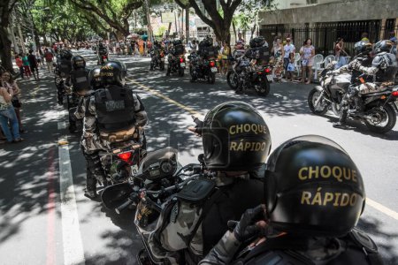 Foto de Salvador, Bahía, Brasil - 07 de septiembre de 2016: Motociclistas de la policía militar son detenidos durante el desfile del Día de la Independencia de Brasil en Salvador, Bahía. - Imagen libre de derechos