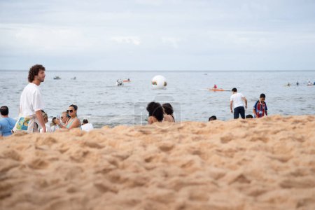 Téléchargez les photos : Salvador, Bahia, Brésil - 02 février 2023 : Beaucoup de gens sont sur la plage de Rio Vermelho, offrant des cadeaux pour la fête Yemanja, à Salvador, Bahia. - en image libre de droit