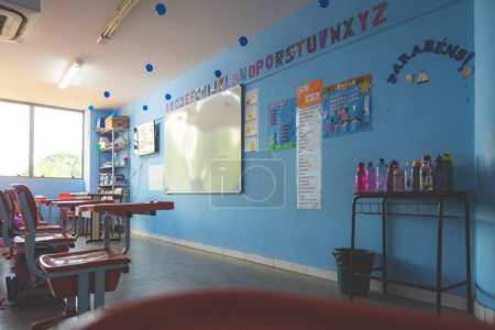 Téléchargez les photos : Salvador, Bahia, Brésil - 10 octobre 2022 : Vue intérieure d'une salle de classe vide de l'école publique de la ville de Salvador, Bahia. - en image libre de droit