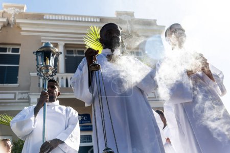 Téléchargez les photos : Salvador, Bahia, Brésil - Abril 02, 2023 : Des séminaristes catholiques préparent avec de l'encens pour la procession du Dimanche des Rameaux à Salvador, Bahia. - en image libre de droit