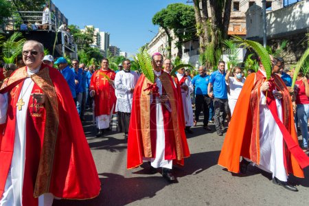 Téléchargez les photos : Salvador, Bahia, Brésil - Abril 02, 2023 : prêtres catholiques et fidèles marchent ensemble lors de la procession du dimanche des Rameaux à Salvador, Bahia. - en image libre de droit