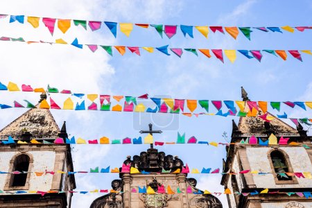 Foto de Salvador, Bahía, Brasil - 16 de junio de 2022: Banderas decorativas de colores se ven en la ornamentación de las festividades de Sao Joao, en Pelourinho, Centro Histórico de la ciudad de Salvador. - Imagen libre de derechos
