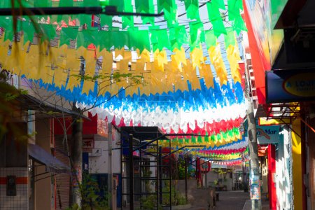Foto de Valenca, Bahia, Brasil - 24 de junio de 2022: Calles decoradas con banderas de colores para el festival de junio de So Joo en la ciudad de Valenca, Bahia. - Imagen libre de derechos