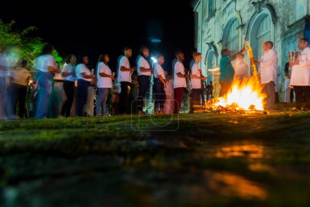 Téléchargez les photos : Valenca, Bahia, Brésil - 08 avril 2023 : Les catholiques sont autour du feu sacré, le samedi soir de l'halléluia, pour allumer leurs bougies. Semaine Sainte à Valenca, Bahia. - en image libre de droit