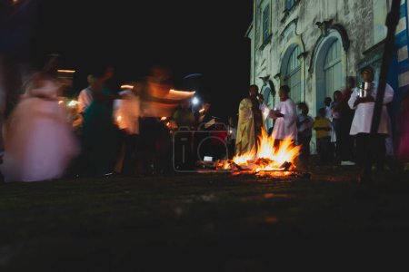 Téléchargez les photos : Valenca, Bahia, Brésil - 08 avril 2023 : Photographie à basse vitesse de fidèles catholiques autour du feu de joie, samedi soir d'Hallelujah à Valenca, Bahia. - en image libre de droit