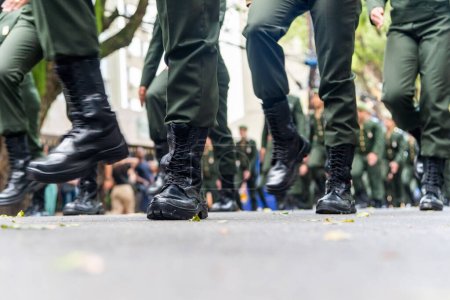Téléchargez les photos : Salvador, Bahia, Brésil - 07 septembre 2022 : Vue des bottes et des jambes des soldats défilant le jour de l'indépendance du Brésil, à Salvador, Bahia. - en image libre de droit