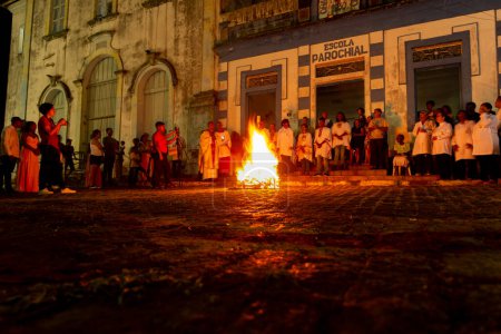 Téléchargez les photos : Valenca, Bahia, Brésil - 08 avril 2023 : Les fidèles catholiques sont autour du feu du Père Noël samedi soir hallelujah. Semaine Sainte à Valenca, Bahia. - en image libre de droit