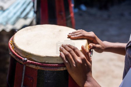 Téléchargez les photos : Mains d'un musicien debout immobile sur un atabaque brésilien. Acupe, Santo Amaro, Bahia. - en image libre de droit