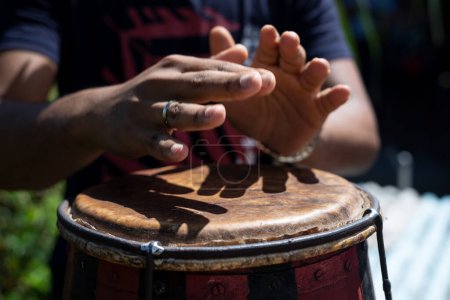 Téléchargez les photos : Mains d'un musicien jouant de l'atabaque. Rythme constant et parfait. Sensation de puissance et de vitesse - en image libre de droit