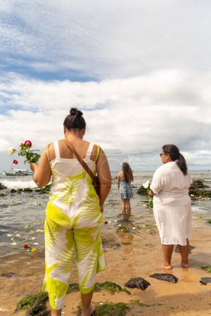 Téléchargez les photos : Salvador, Bahia, Brésil - 02 février 2023 : Des fans de Candomble rendent hommage à Yemanja sur la plage de Rio Vermelho à Salvador, Bahia. - en image libre de droit
