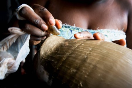 Téléchargez les photos : Artistes qui lavent et nettoient une pièce de poterie artisanale. Maragogipe, Bahia. - en image libre de droit