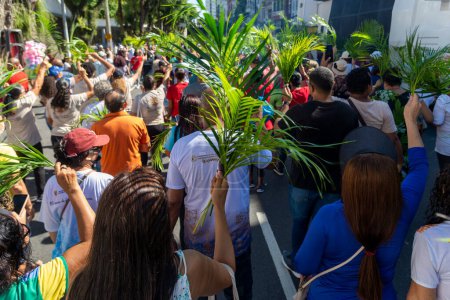Téléchargez les photos : Salvador, Bahia, Brazil - April 02, 2023: Thousands of Catholics are seen during the Palm Sunday procession in the city of Salvador, Bahia. - en image libre de droit