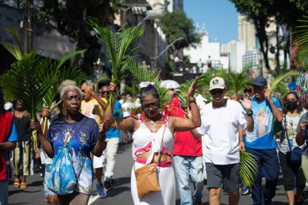 Téléchargez les photos : Salvador, Bahia, Brazil - April 02, 2023: Catholic church faithful are participating in the Palm Sunday procession in the city of Salvador, Bahia. - en image libre de droit
