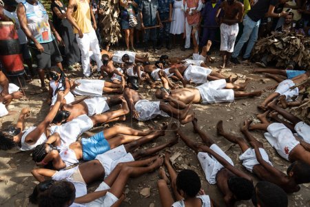 Téléchargez les photos : Santo Amaro, Bahia, Brésil - 23 juillet 2023 : Des membres de l'événement culturel traditionnel Nego Fugido sont vus allongés lors d'une représentation à Acupe, Santo Amaro, Bahia. - en image libre de droit
