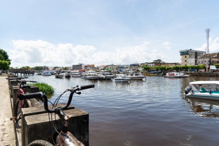 Foto de Valenca, Bahia, Brasil - 10 de enero de 2023: Vista del río Una y el borde de la ciudad de Valenca con edificios comerciales. Ciudad turística en el estado brasileño de Bahía. - Imagen libre de derechos