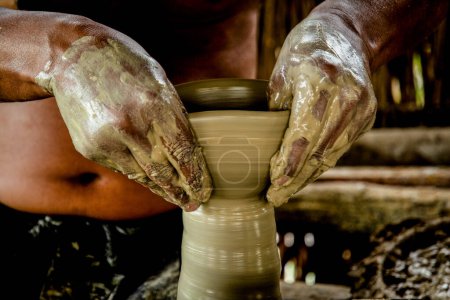 Téléchargez les photos : Mains compétentes de potiers travaillant dans la fabrication de pièces céramiques à Maragoipinho, ville d'Aratuipe, Bahia. - en image libre de droit