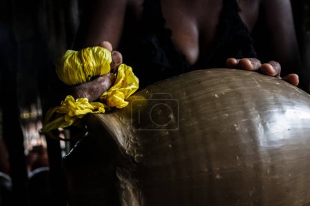 Téléchargez les photos : Artistes qui lavent et nettoient une pièce de poterie artisanale. Maragogipe, Bahia. - en image libre de droit