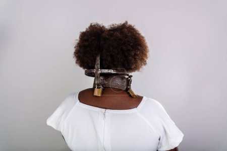 Téléchargez les photos : Portrait d'une femme noire enchaînée, du dos. Esclave Anastacia. Esclavage au Brésil. - en image libre de droit