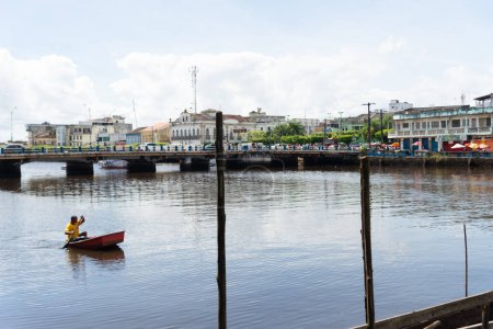 Foto de Valenca, Bahia, Brasil - 10 de enero de 2023: Vista panorámica del río Una y el borde de la ciudad de Valenca con edificios comerciales. Bahía Brasil. - Imagen libre de derechos